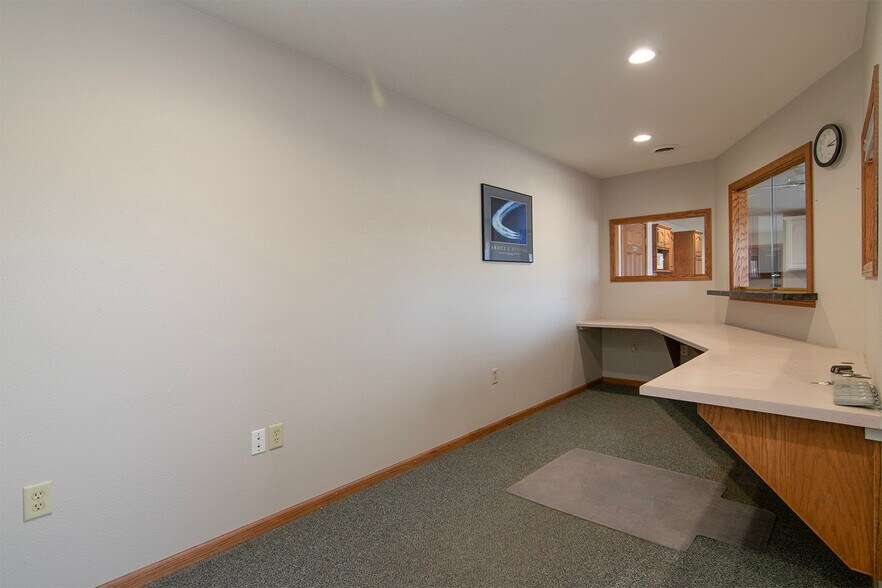 More Photos Of 901 Service Rd, Kiel Flex For Lease