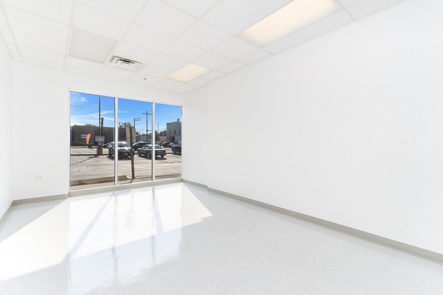 More Photos Of 691 Collins St, Joliet Storefront Retail Office For Lease