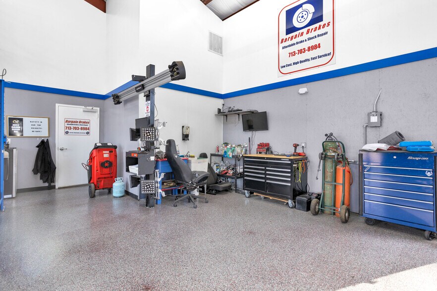 More Photos Of 1308 N Frazier St, Conroe Service For Sale