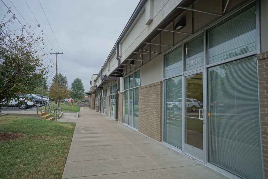 More Photos Of 179 Hancock St, Gallatin Storefront For Lease