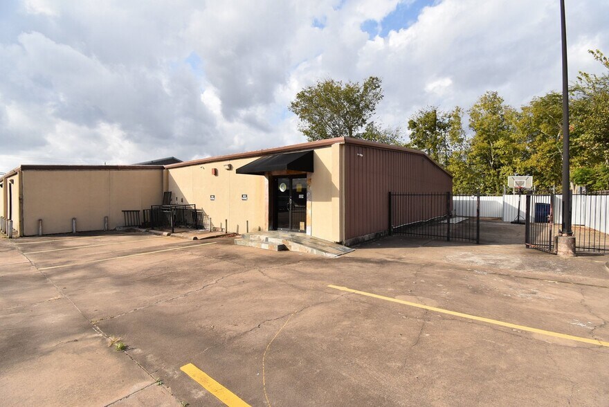 More Photos Of 14215 S Post Oak Rd, Houston Freestanding For Sale