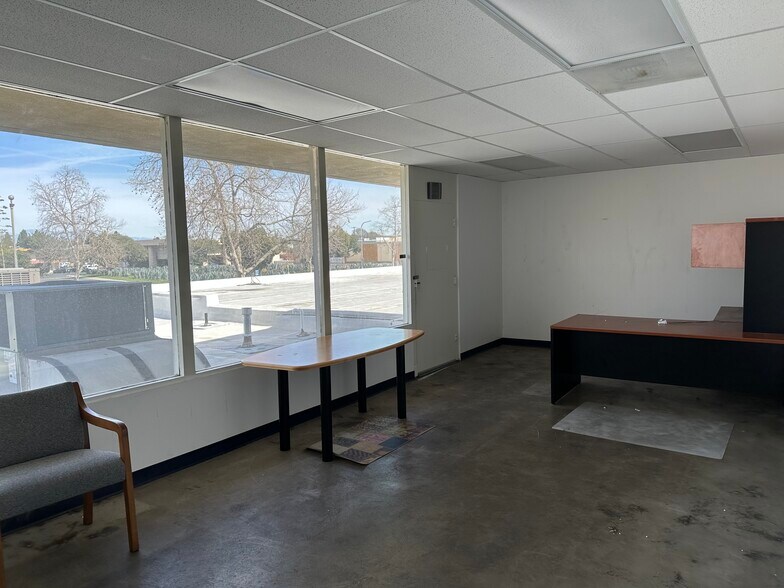 More Photos Of 1104-1106 E 17th St, Santa Ana General Retail For Lease