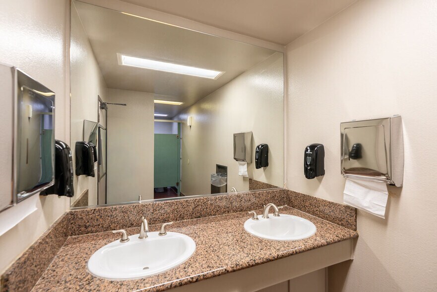 More Photos Of 1717-1745 W Orangewood Ave, Orange Office For Sale