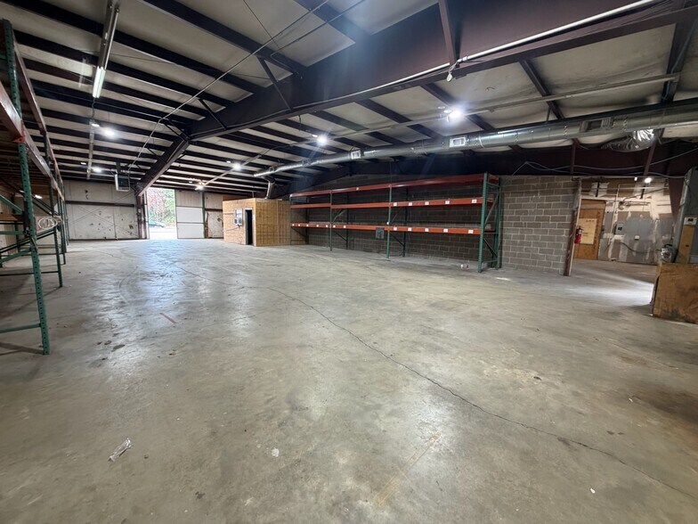 More Photos Of 115-119 Plaza W, Texarkana Warehouse For Lease