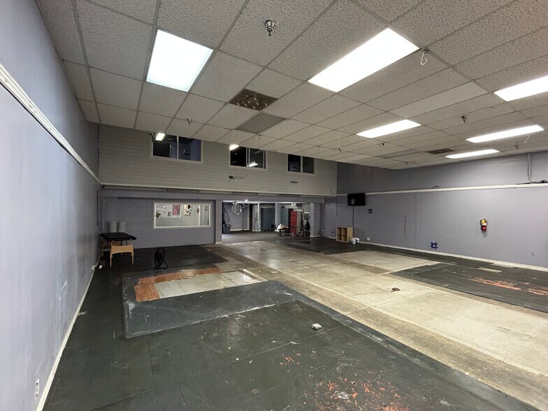 More Photos Of 5645 Hollywood Blvd, Hollywood General Retail For Lease