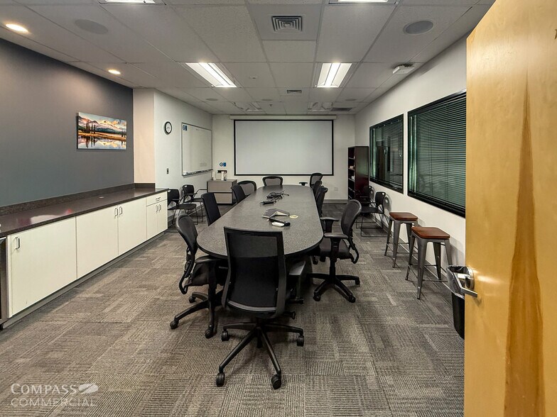 More Photos Of 20706 High Desert Ln, Bend Research And Development For Lease