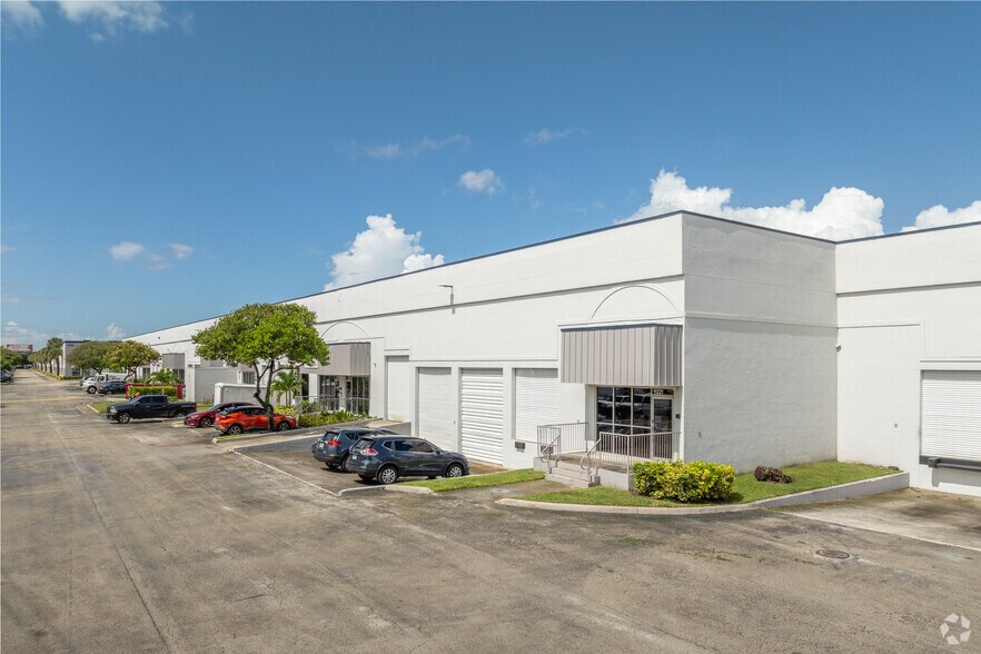 More Photos Of 11220-11331 S Interchange Cir, Miramar Industrial For Lease
