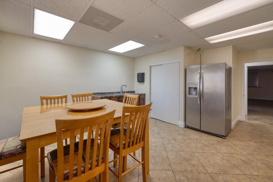 More Photos Of 2950 E Flamingo Rd, Las Vegas Office For Sale