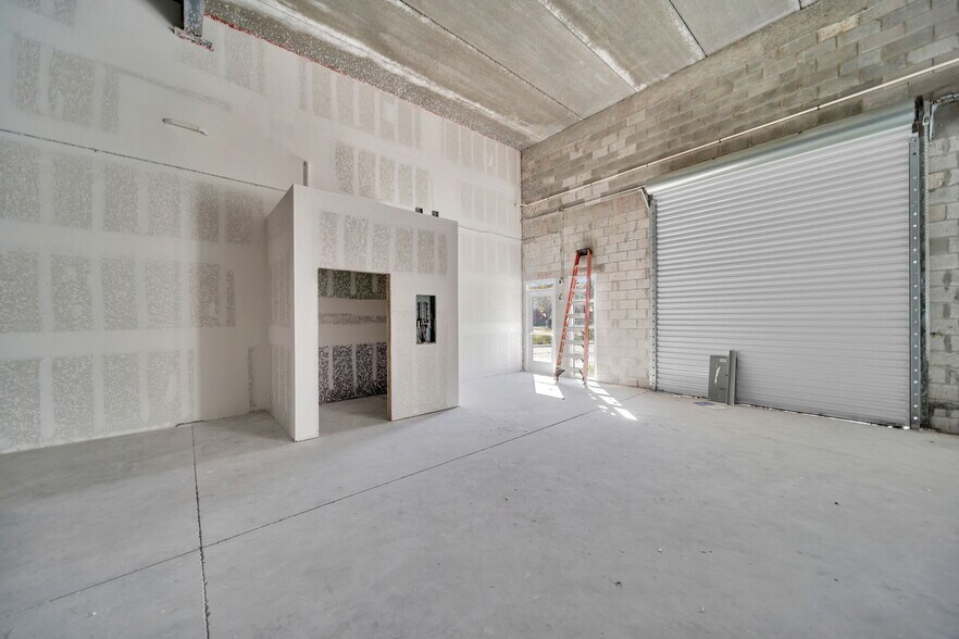 More Photos Of 1913 NE 10th Ter, Cape Coral Flex For Lease