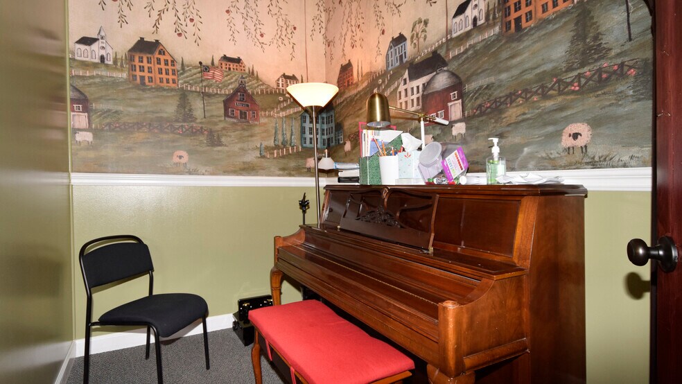 More Photos Of 1024-1036 Busse Hwy, Park Ridge Showroom For Lease