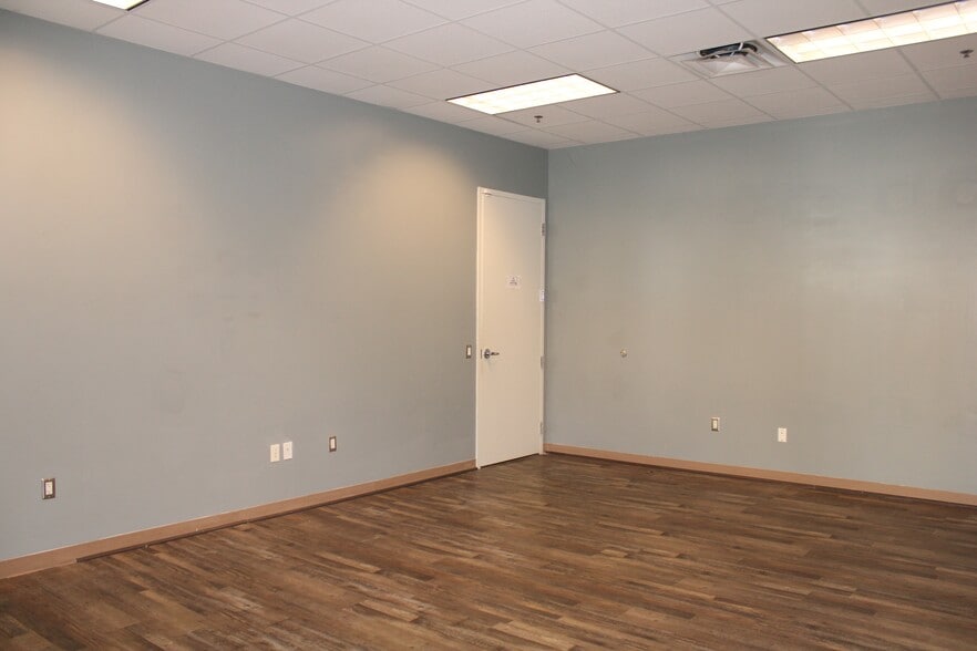 More Photos Of 12960 Commerce Lakes Dr, Fort Myers Warehouse For Sale