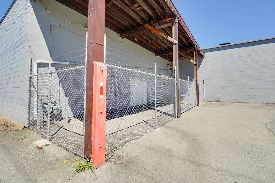 More Photos Of 4918 Napier St, Port Alberni Flex For Sale