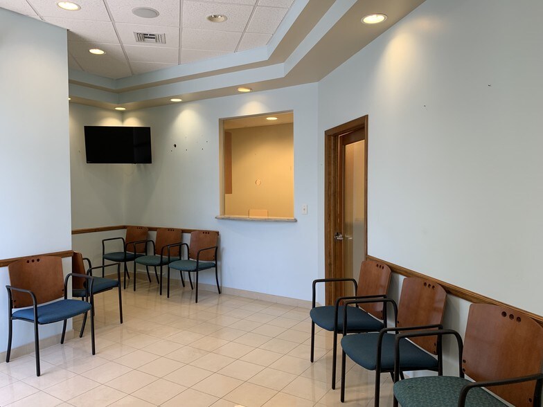 More Photos Of 20770-20776 W Dixie Hwy, Miami Medical For Sale