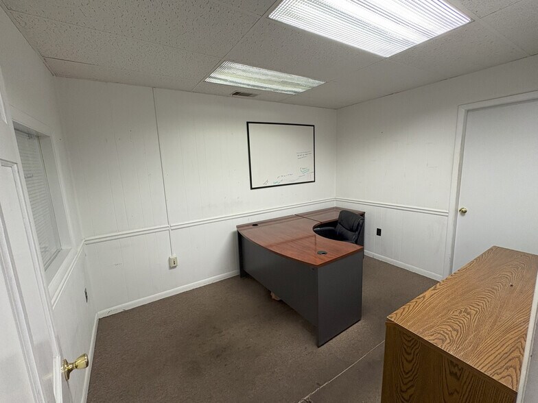 More Photos Of 17 Main St, Savannah Distribution For Lease