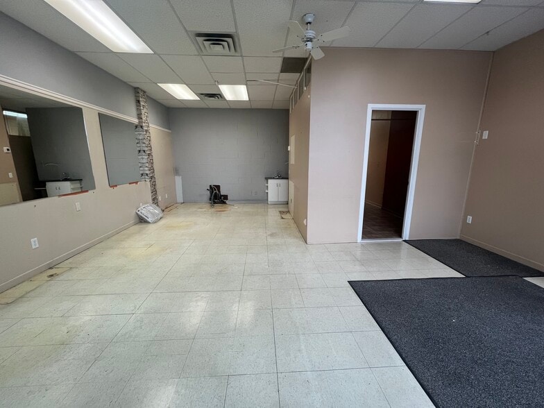 More Photos Of 548 Boul Laval, Laval General Retail For Lease