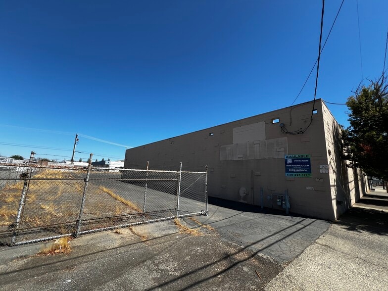 More Photos Of 860 Commerce St, Redding Warehouse For Lease