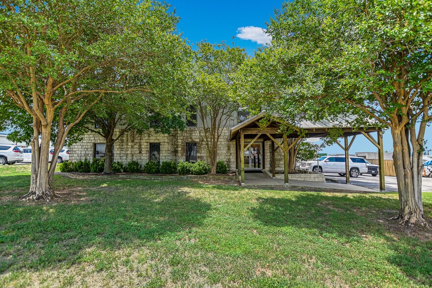 More Photos Of 271 Commercial Dr, Buda Warehouse For Sale