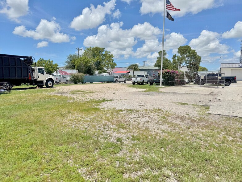 More Photos Of 1029 SE 12th Ct, Cape Coral Warehouse For Lease