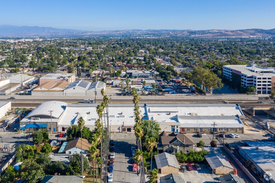 More Photos Of 560 E Commercial St, Pomona Manufacturing For Lease