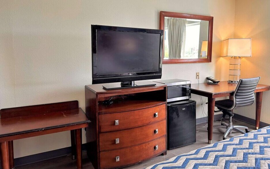 More Photos Of 5710 Challenger Pky, Fort Wayne Hotel For Sale