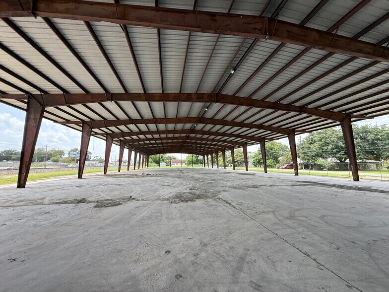 More Photos Of 1050 Detroit Ave, Nederland Distribution For Lease
