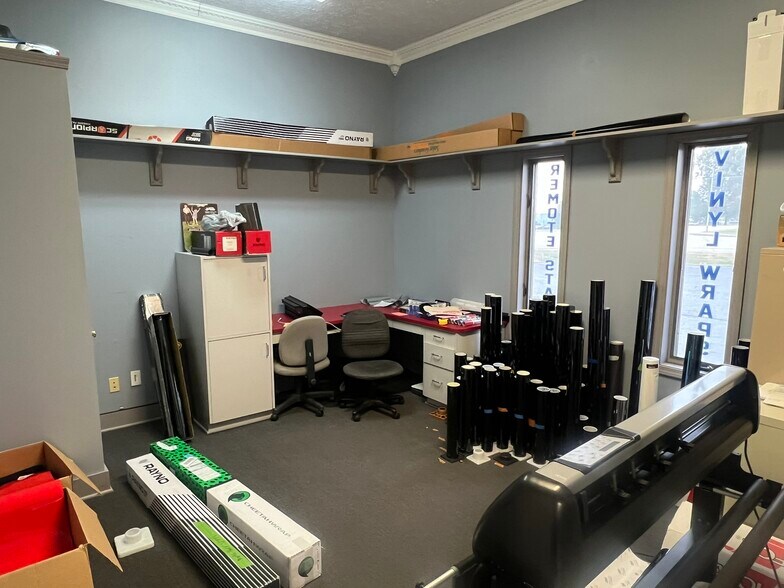 More Photos Of 8350 W Washington St, Indianapolis Auto Repair For Lease