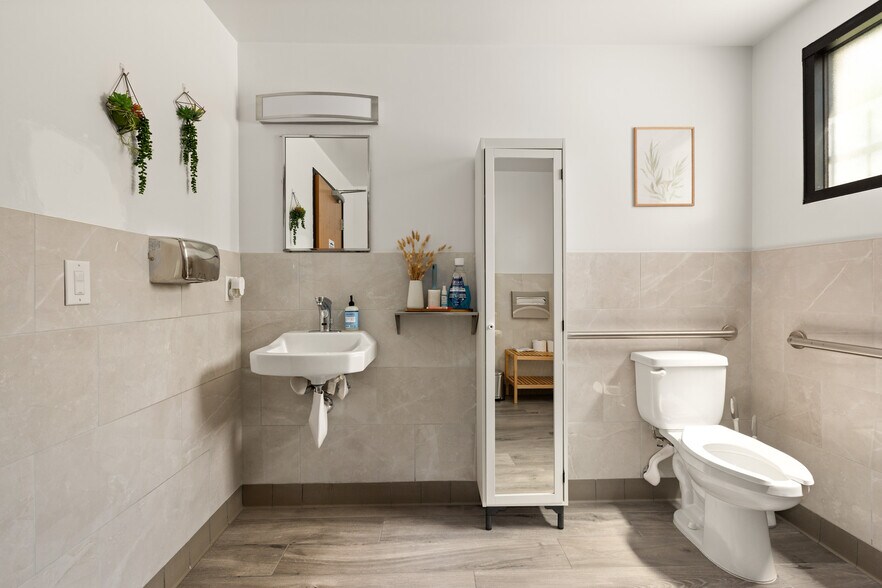 More Photos Of 3779 Cahuenga Blvd, Studio City Loft Creative Space For Lease