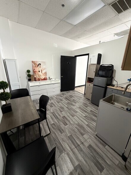 More Photos Of 28441 S Tamiami Trl, Bonita Springs General Retail For Lease