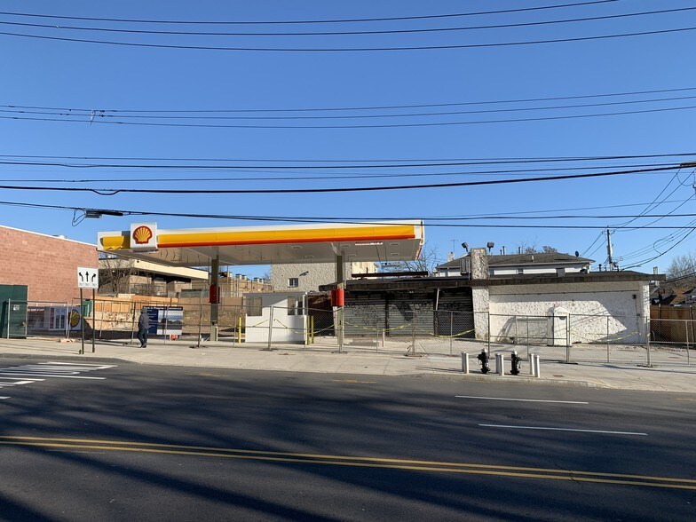 Primary Photo Of 1212 Victory Blvd, Staten Island Convenience Store For Lease