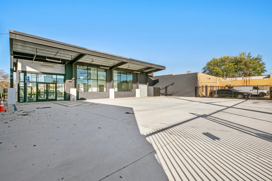 More Photos Of 4410 W Victory Blvd, Burbank General Retail For Lease
