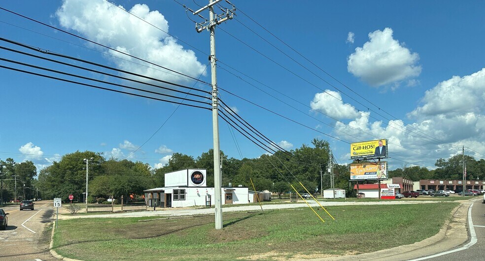More Photos Of 106 Avenue of Patriots St, Starkville Restaurant For Sale