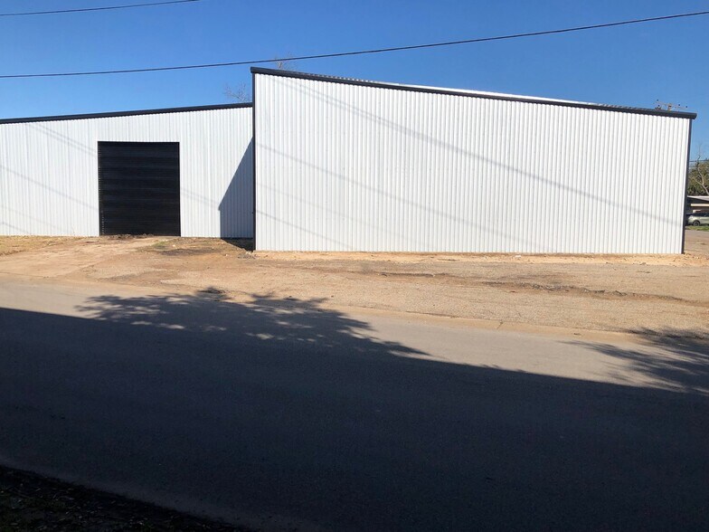 More Photos Of 100 Sherman St, Conroe Warehouse For Lease
