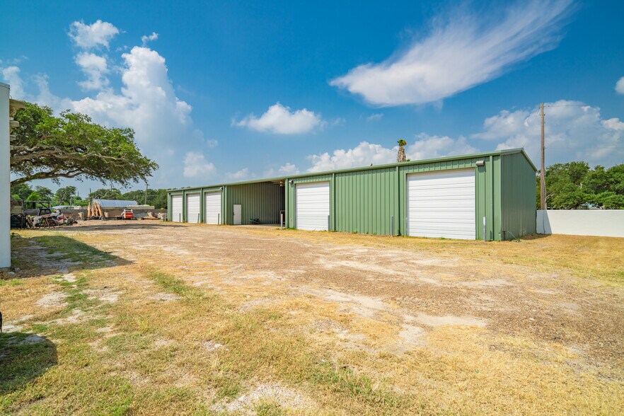 More Photos Of 1703 Highway 35 S, Rockport Office Residential For Lease