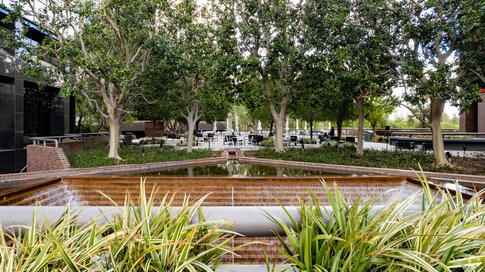 More Photos Of 21600 Oxnard St, Woodland Hills Office For Lease