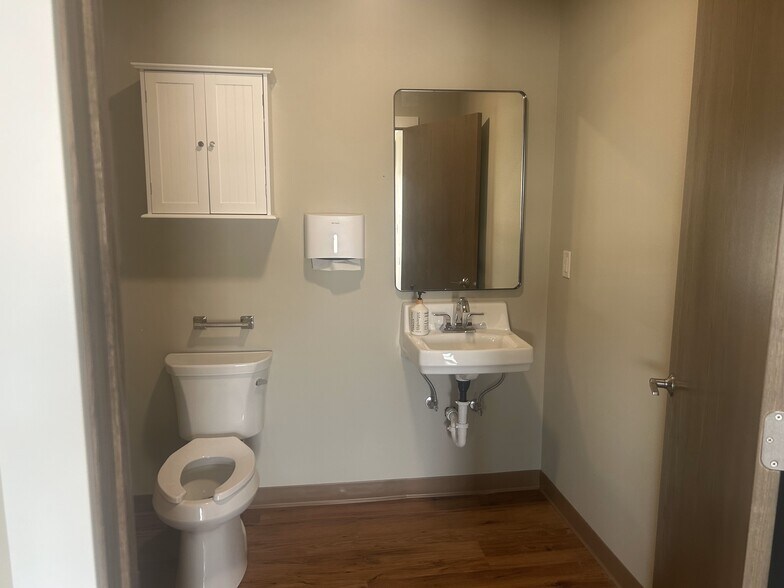 More Photos Of 705 Main St, Ridgeway Freestanding For Lease