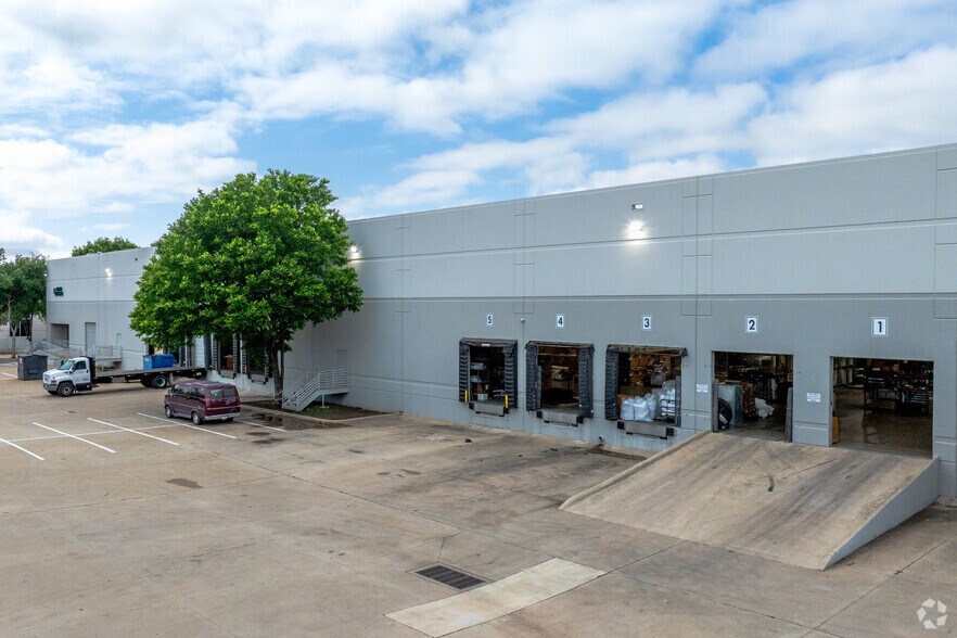 More Photos Of 1520 Luna Rd, Carrollton Warehouse For Lease