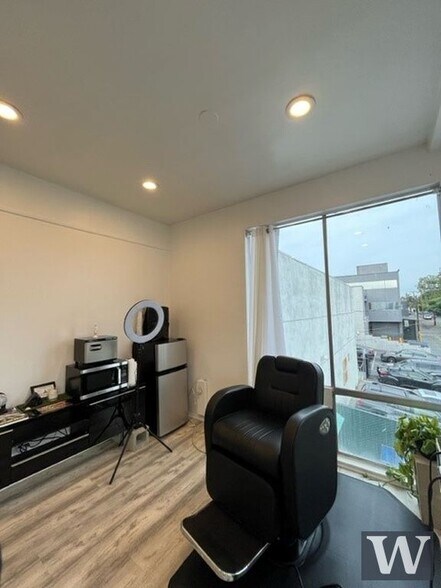 More Photos Of 8170 Beverly Blvd, Los Angeles Office For Lease