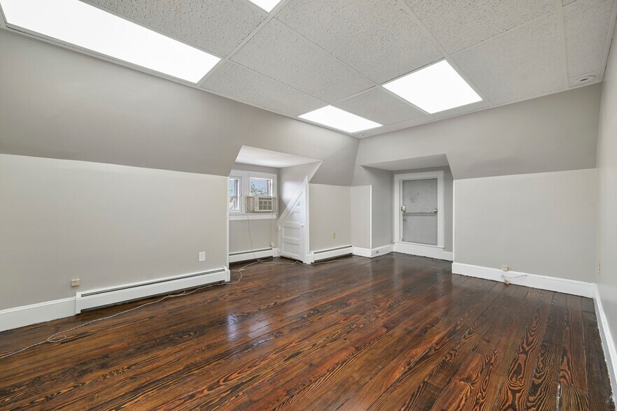 More Photos Of 295 Montgomery St, Bloomfield Office For Lease