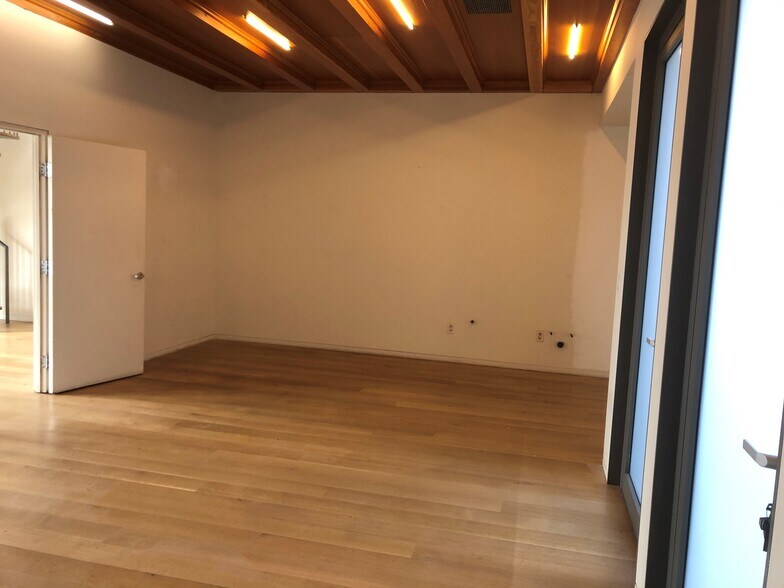 More Photos Of 8756 Holloway Dr, West Hollywood Loft Creative Space For Lease