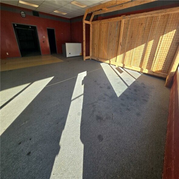 More Photos Of 302 N Silver St, Paola General Retail For Sale