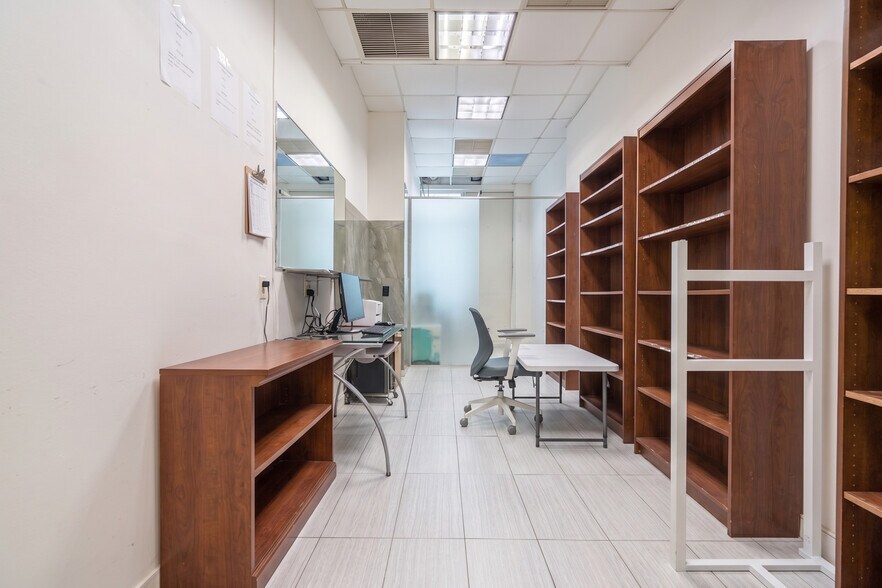 More Photos Of 143 W 72nd St, New York Storefront Retail Office For Lease
