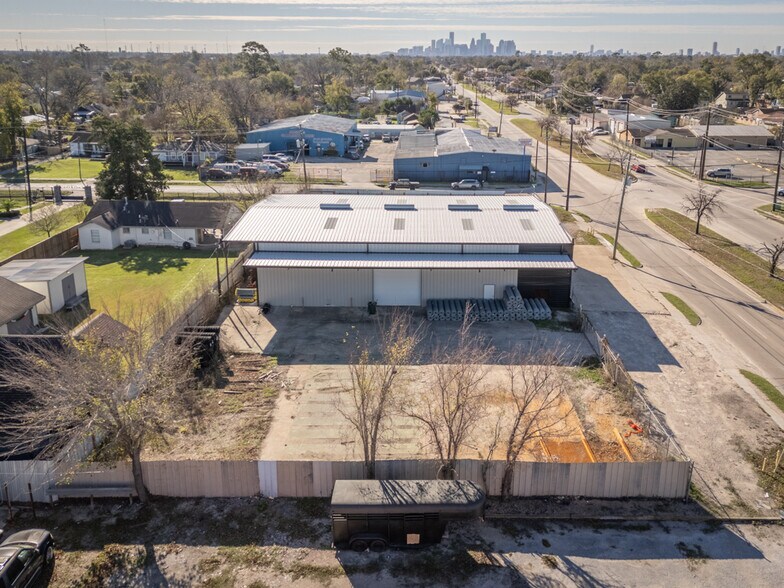 More Photos Of 7904 Irvington Blvd, Houston Warehouse For Sale