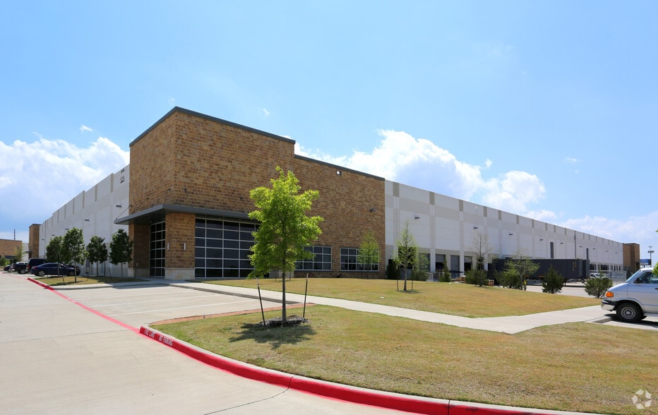 More Photos Of 12121 N Stemmons Fwy, Dallas Unknown For Lease