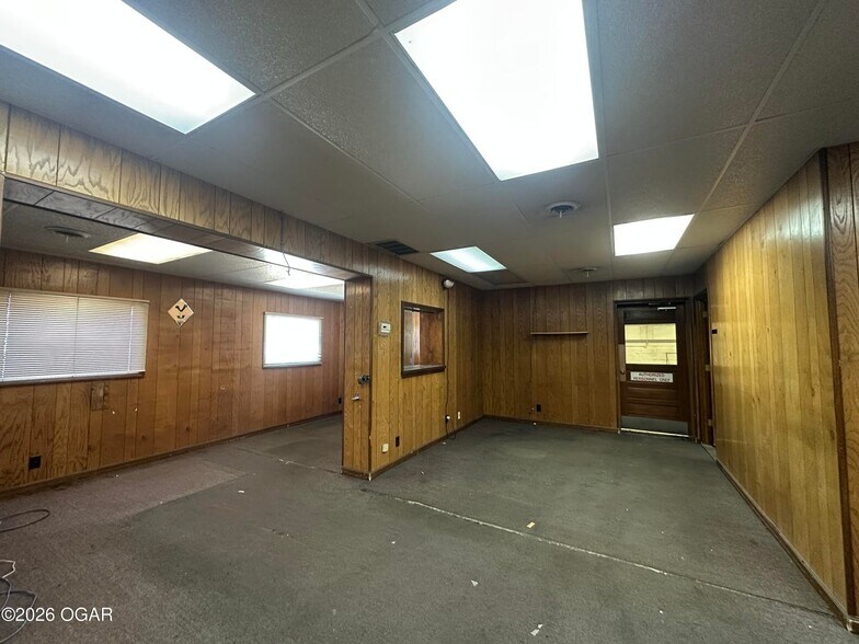 More Photos Of 3236 W 20th St, Joplin Industrial For Sale