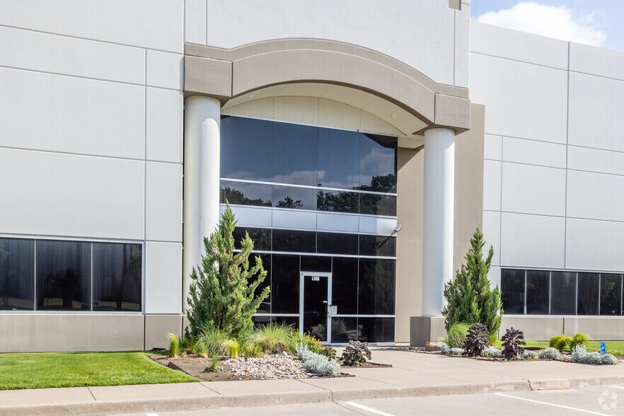 More Photos Of 450 Airline Dr, Coppell Warehouse For Lease