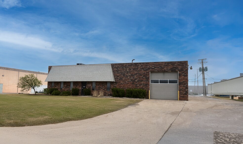 Primary Photo Of 34150-34154 Riviera Dr, Fraser Warehouse For Lease