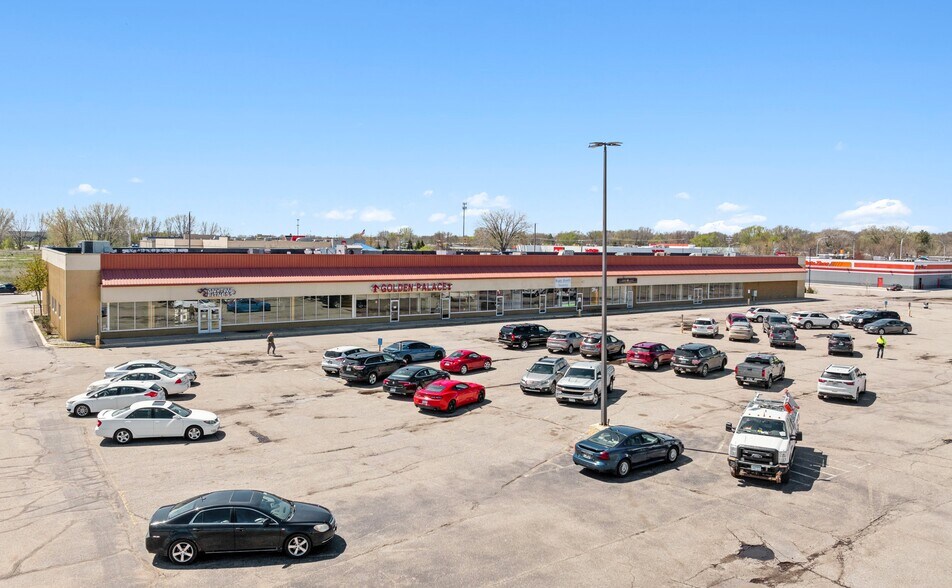 More Photos Of 1605 1st St S, Willmar Storefront For Lease