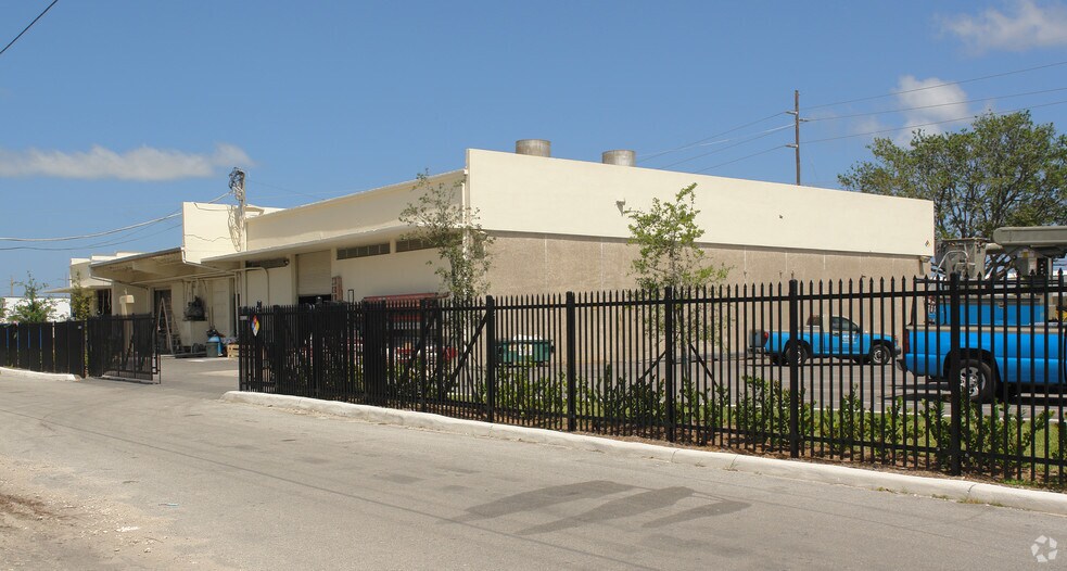 More Photos Of 551 S Dixie Hwy E, Pompano Beach Warehouse For Lease
