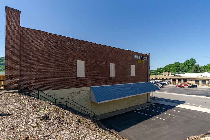 More Photos Of 34 N Logan St, Marion General Retail For Lease