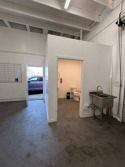 More Photos Of 21314-21316 Sherman Way, Canoga Park Service For Lease